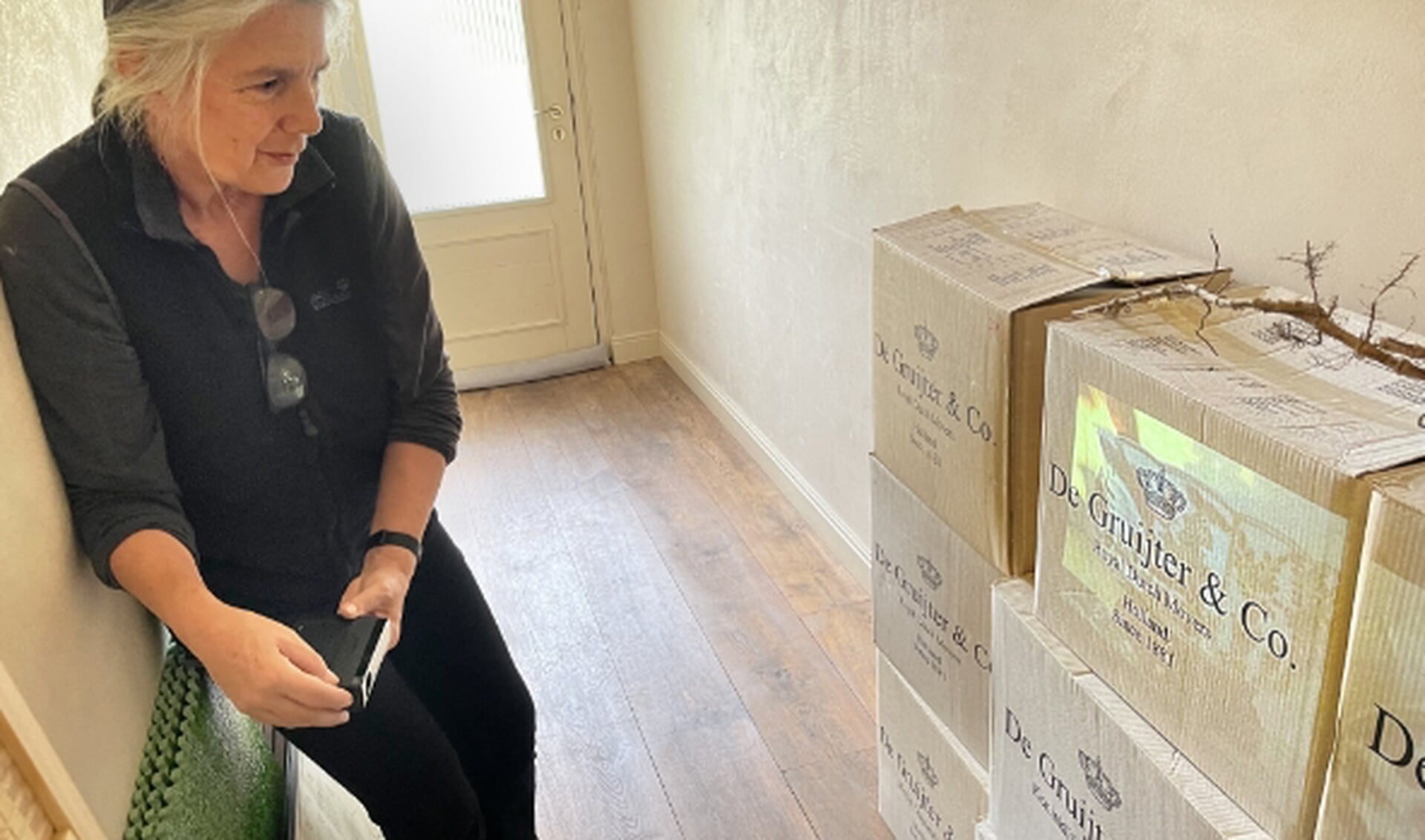 Janine Prins projecteert tijdens Open Stal een filmloop op de originele verhuisdozen.