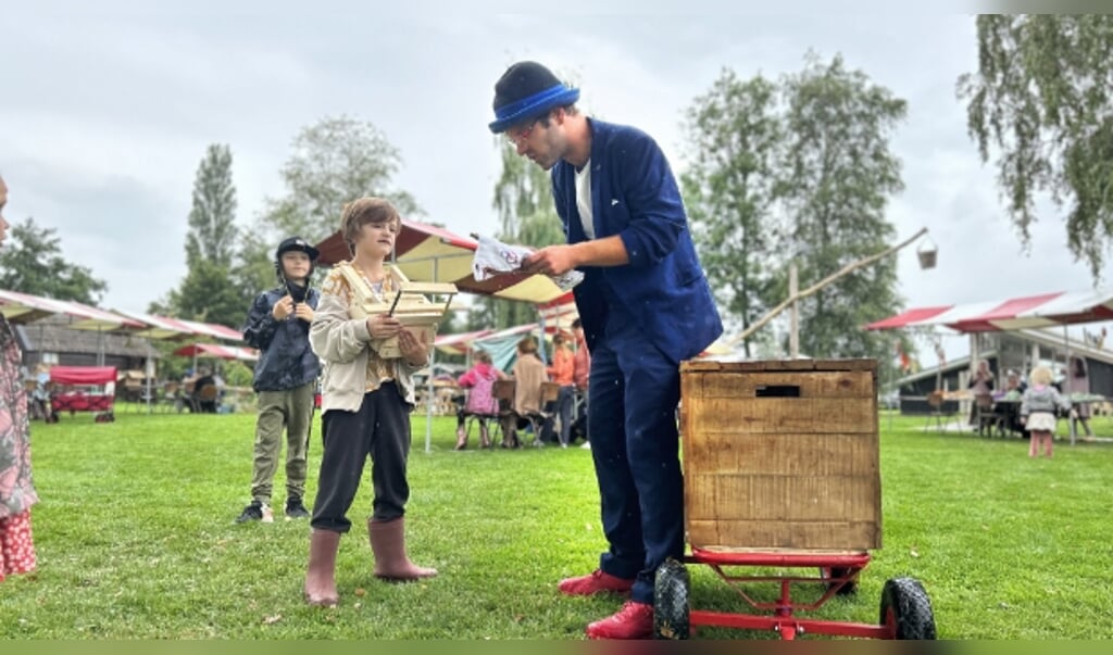 Vermaak voor de kinderen op het terrein van It Damshûs.