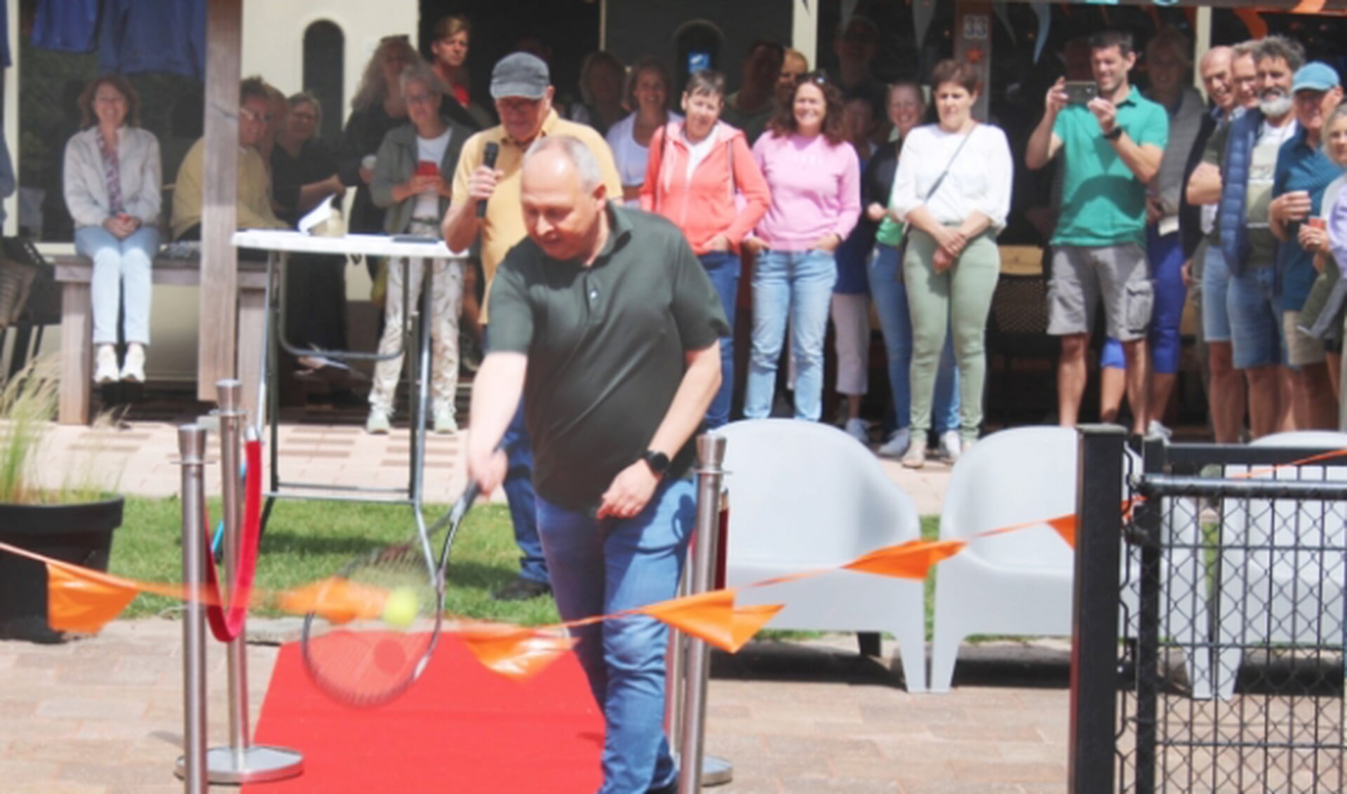 Pieter Bijlsma verricht de openingshandeling.