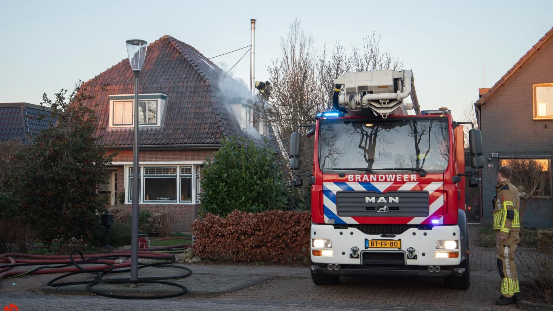 Schoorsteenbrand overgeslagen naar het dak van een woning aan de Feansterdyk in Akkrum.