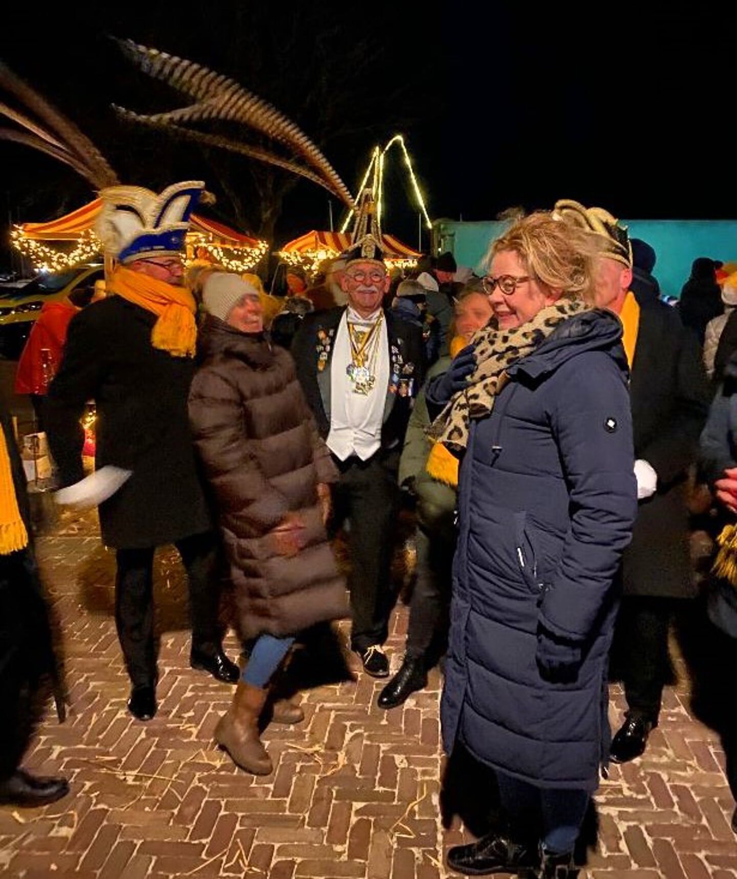 Carnavalsvereniging De Oeletoeters uit Sneek, met op de voorgrond wethouder Marianne Poelman