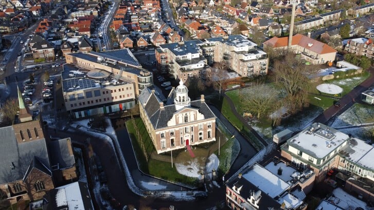 Luchtfoto Crackstate en gemeentehuis Heerenveen.
