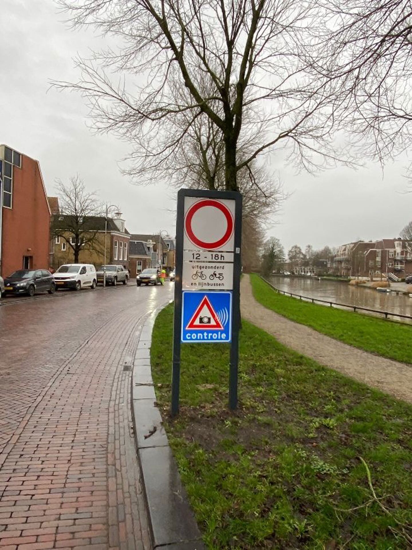 Verkeersregelaars Begeleiden Automobilisten Door Autoluwe Binnenstad ...