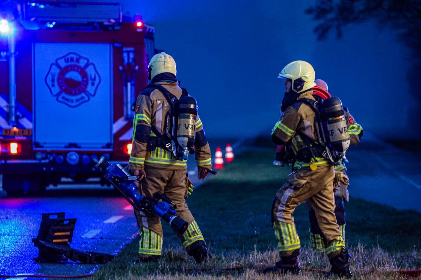 Brandweerkorpsen uit De Fryske Marren helpen bij bestrijden grote brand bij Rutten, net onder Lemmer.