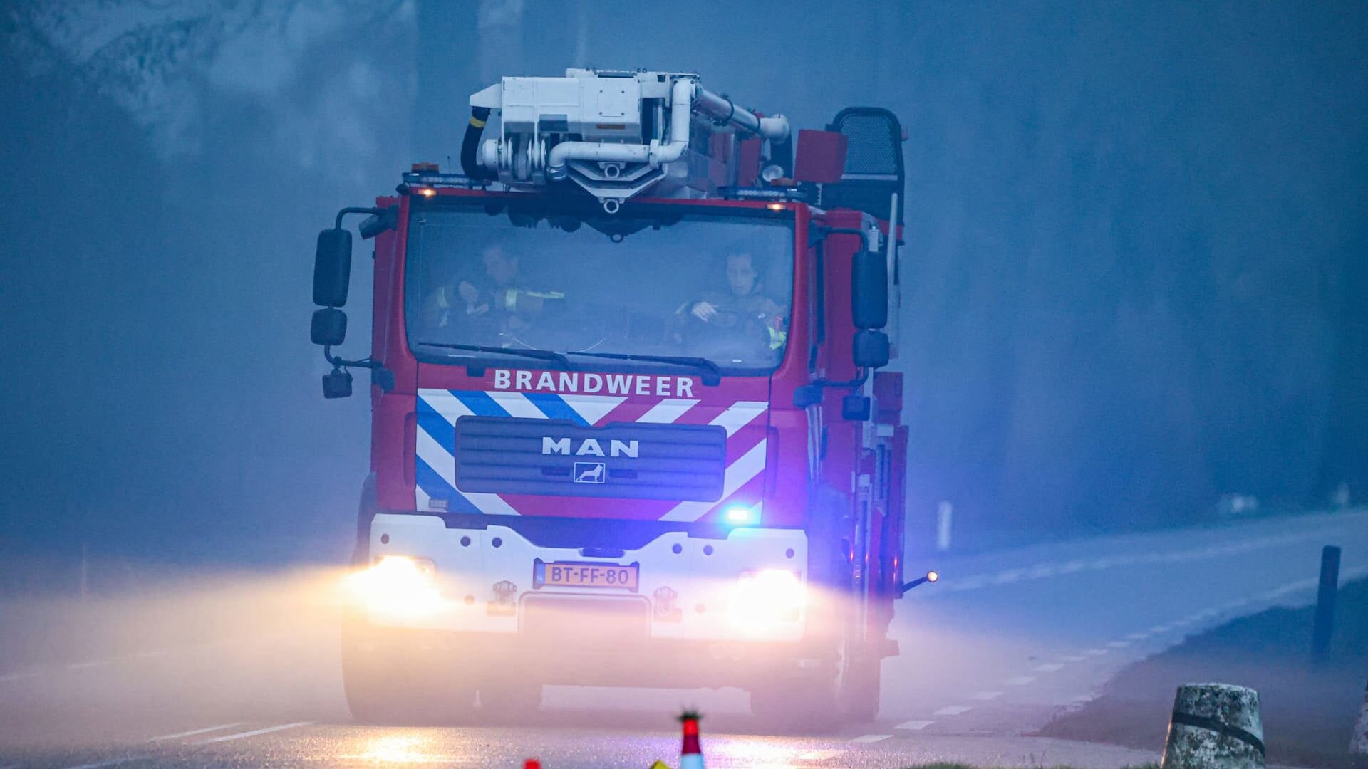 Hoogwerker uit Heerenveen komt ter plaatse bij grote brand in Rutten.