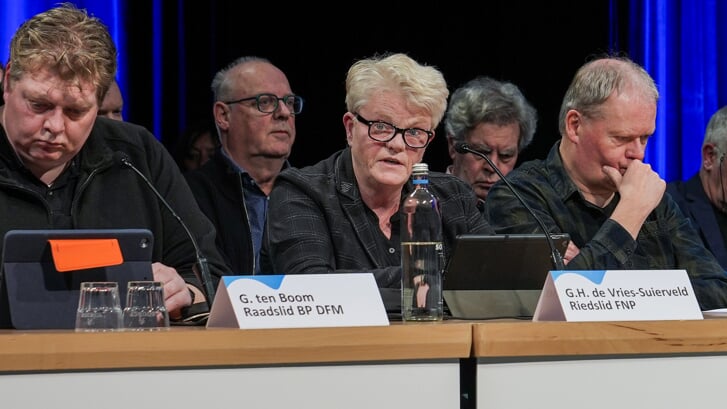 Fractievoorzitter Gerda de Vries van de FNP: "Wy binne dan ek foarnimmens om op 11 maart tsjin in azc by Rottum-East te stimmen."