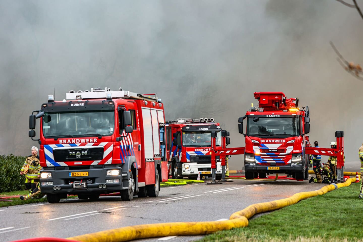 Brandweerkorpsen uit De Fryske Marren helpen bij bestrijden grote brand bij Rutten, net onder Lemmer.