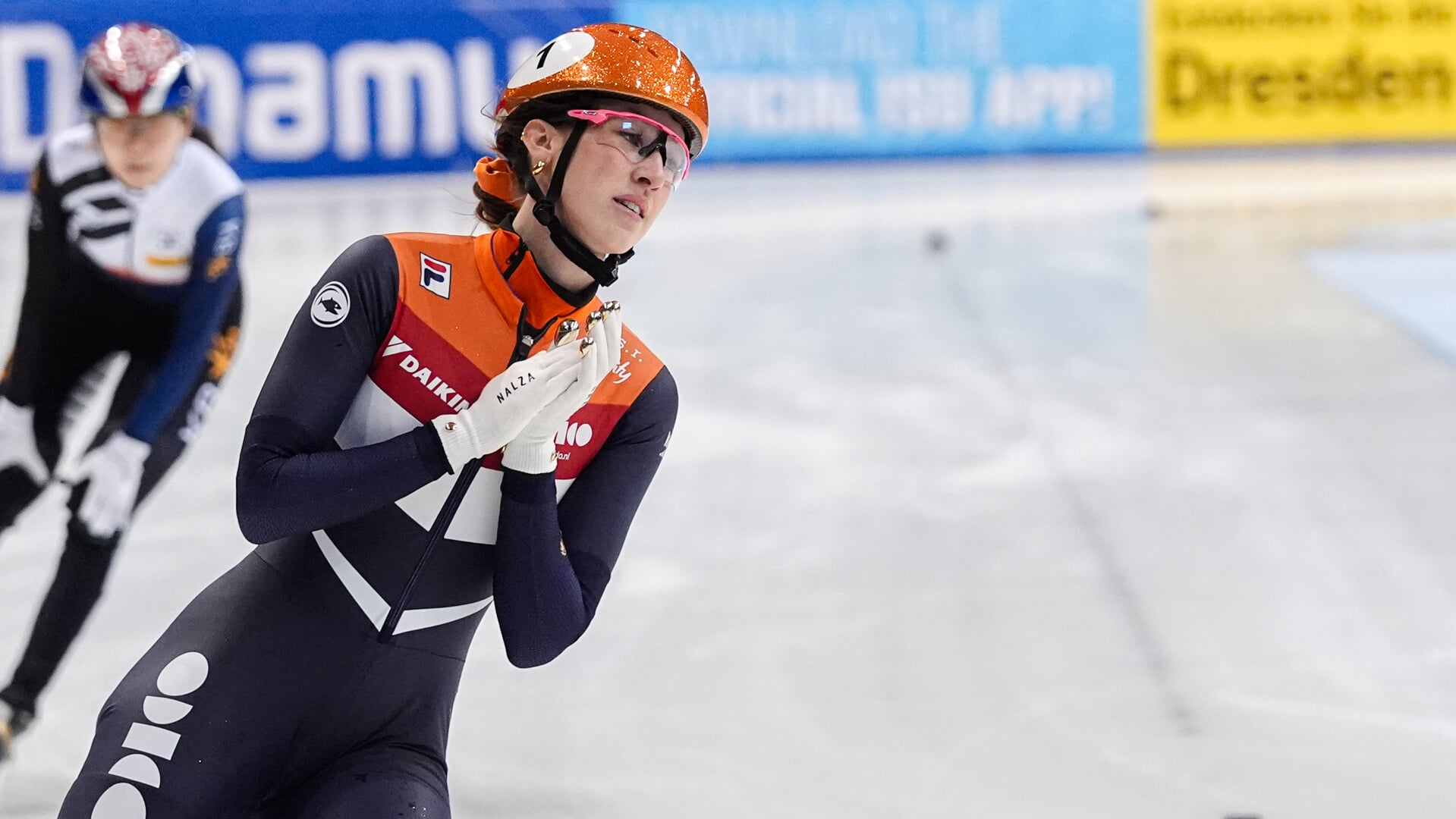 Suzanne Schulting maakte in Dresden haar internationale rentree met drie medailles.