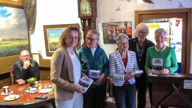 Klasina Seinstra, Aukje Huijsman-Alkema, Betty Westerveld, auteur Ron Couwenhoven, en Ineke Kooiman.