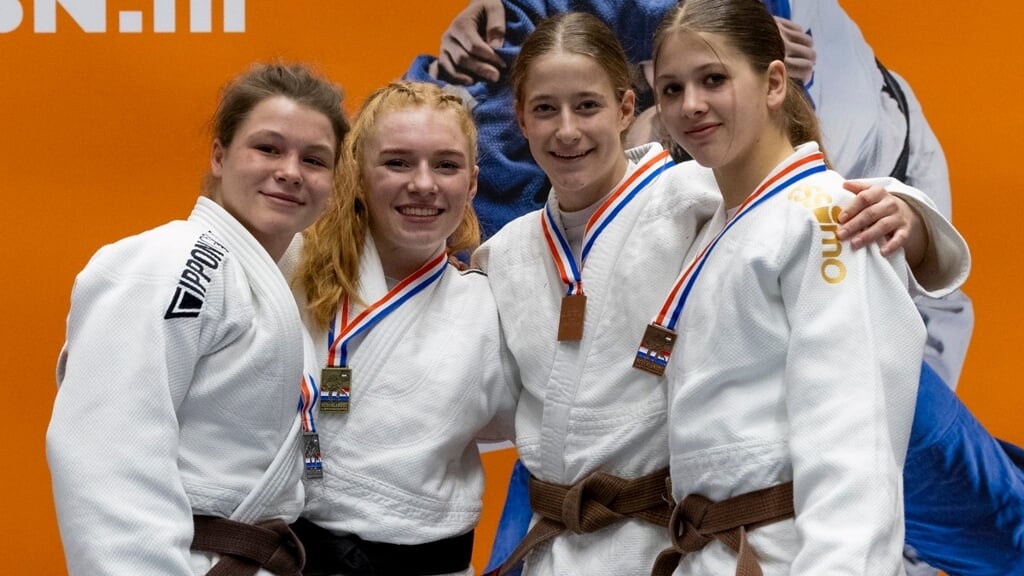 Ciska Adema (tweede van links) is Nederlands kampioen.