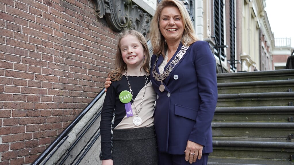 Burgemeester Jannewietske de Vries samen met de nieuwe kinderburgemeester Tess Adema