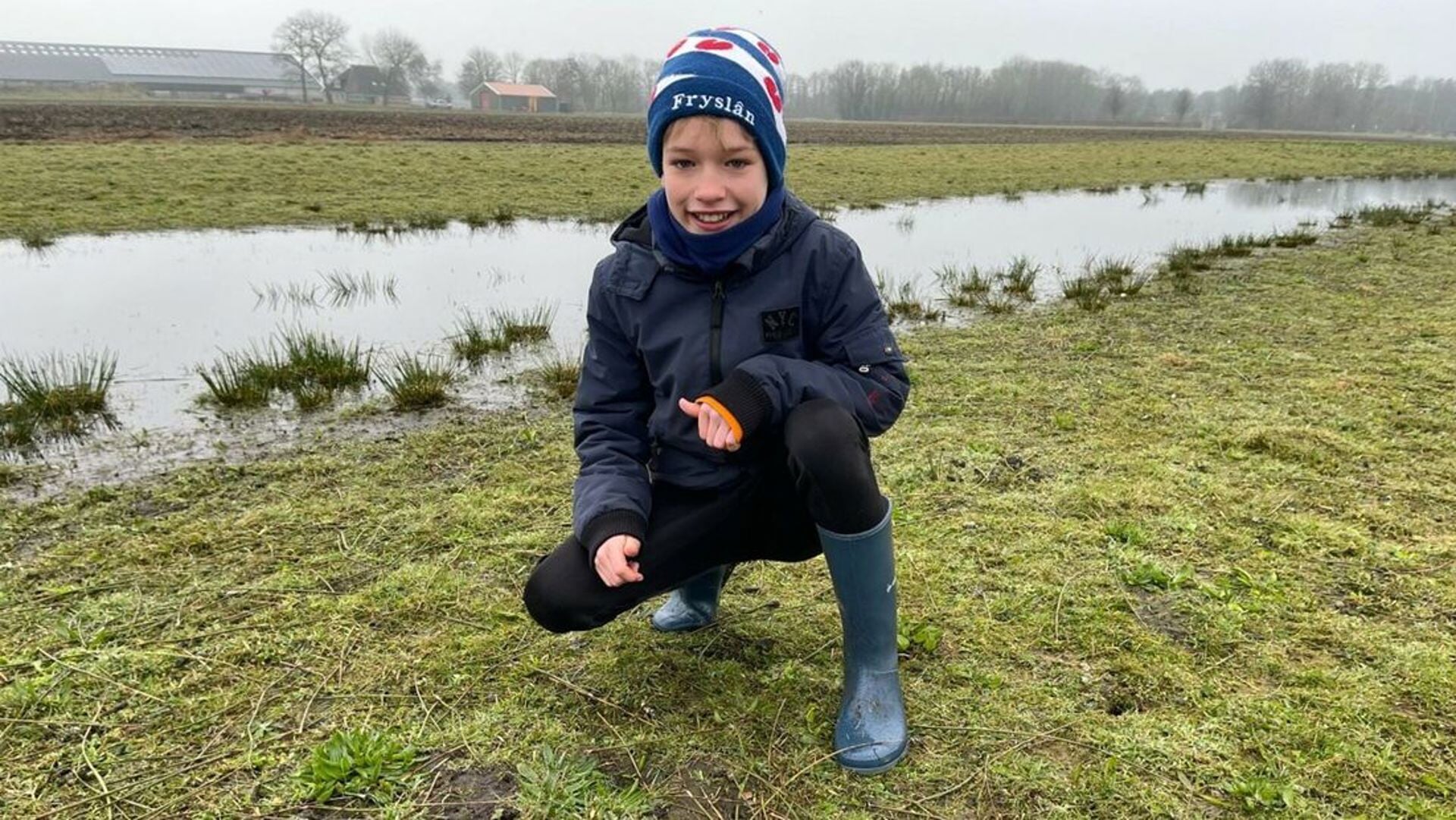 Hidde van Dam (11) vindt het eerste kievitsei van de jeugd en is ...