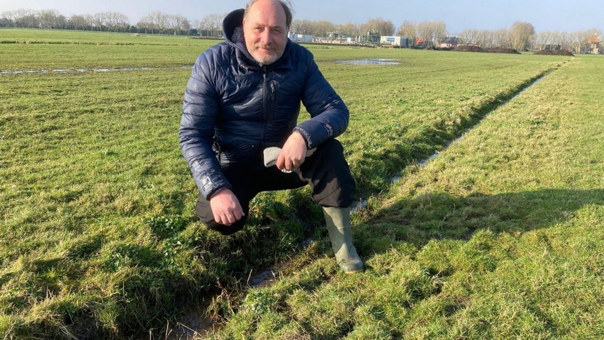 Marco Veldhuizen vindt het eerste kievitsei van gemeente SWF