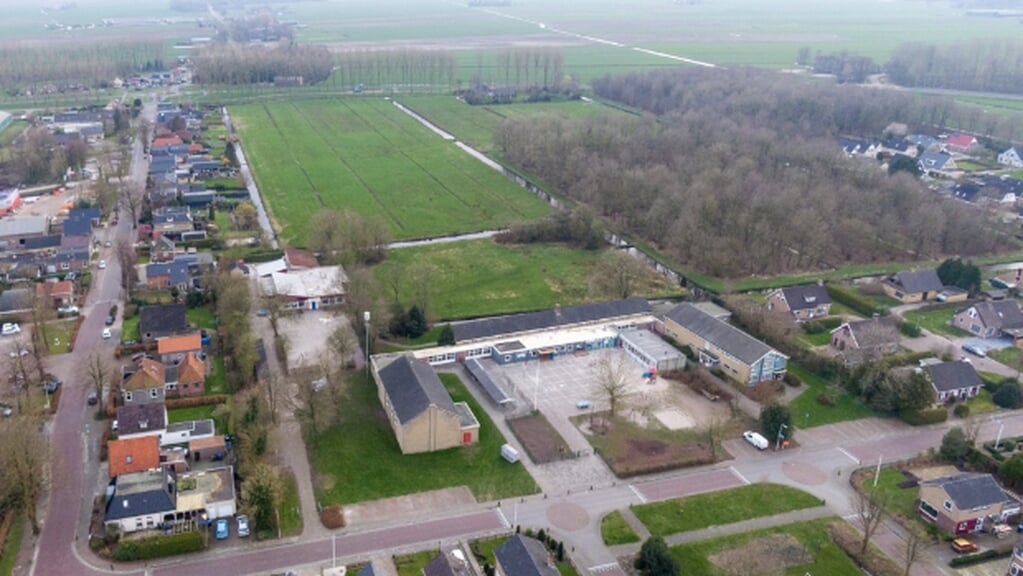 De voormalige scholen en het dorpshuis in Tijnje.