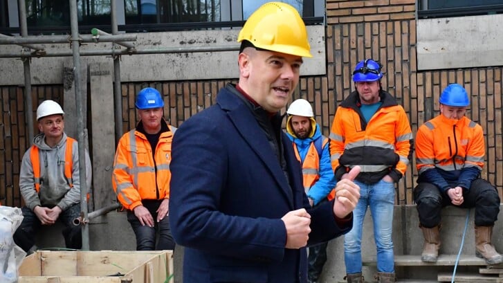 Toespraak wethouder Jaap van Veen op de bouwplaats van de torenflat op het Burgemeester Kuperusplein.