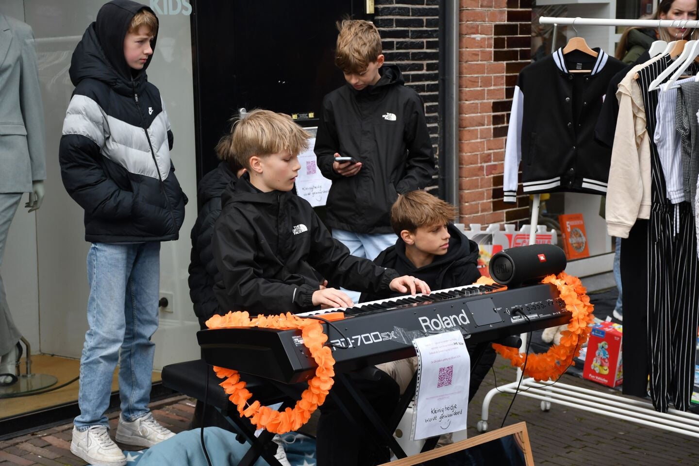 Vrijmarkt in centrum Heerenveen trekt weer veel publiek
