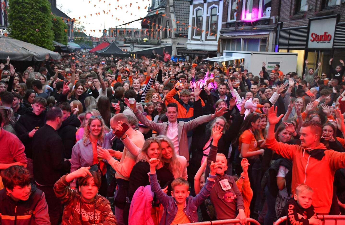Koningsdagfeest in uitgaanscentrum Heerenveen trekt weer veel publiek