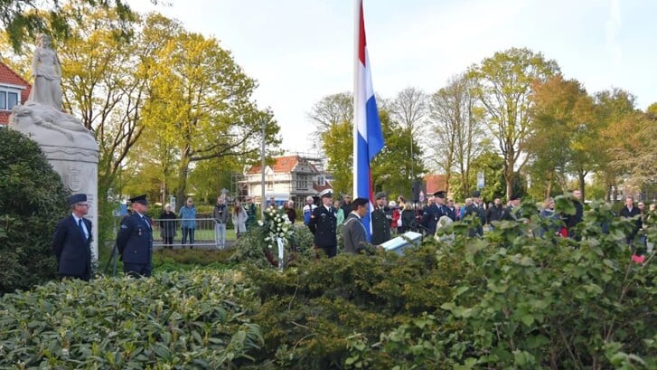 
Stille toch en herdenking bij monument Van Maasdijkstraat
