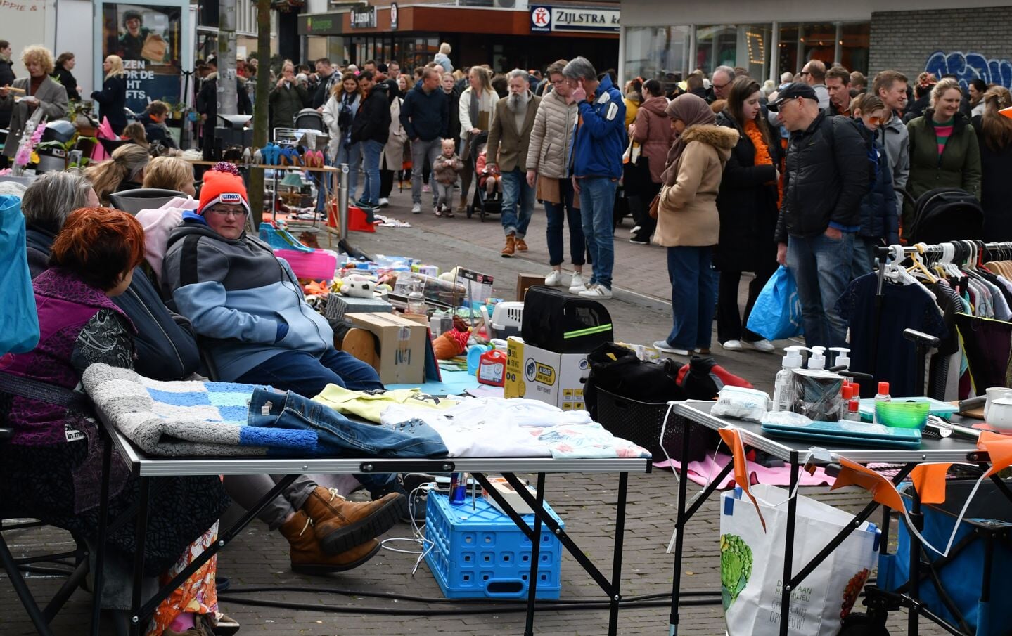 Vrijmarkt in centrum Heerenveen trekt weer veel publiek
