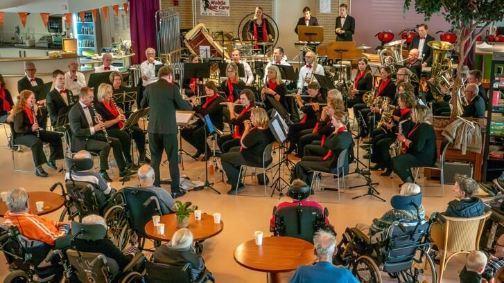 Koningsdagconcert in de Ielannen uitgevoerd door het Stedelijk Muziekkorps