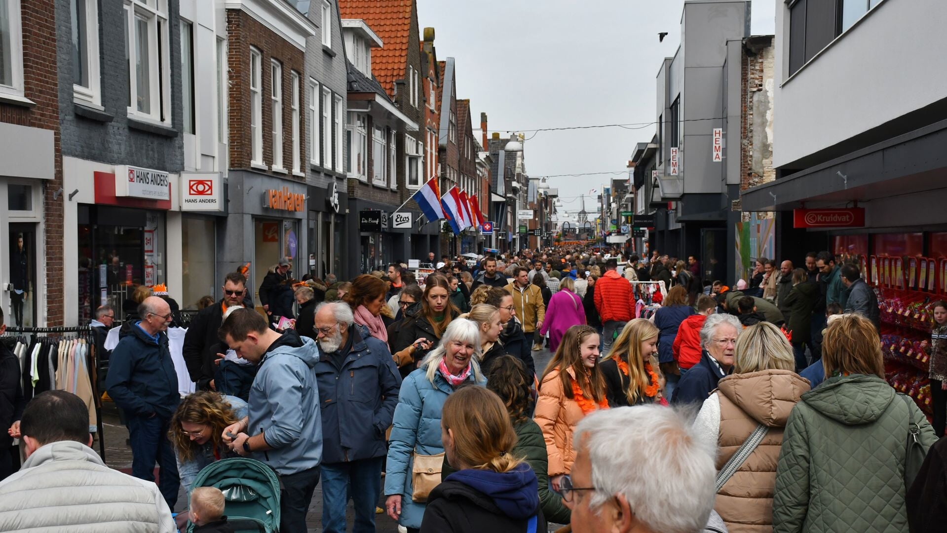 Vrijmarkt in centrum Heerenveen trekt weer veel publiek
