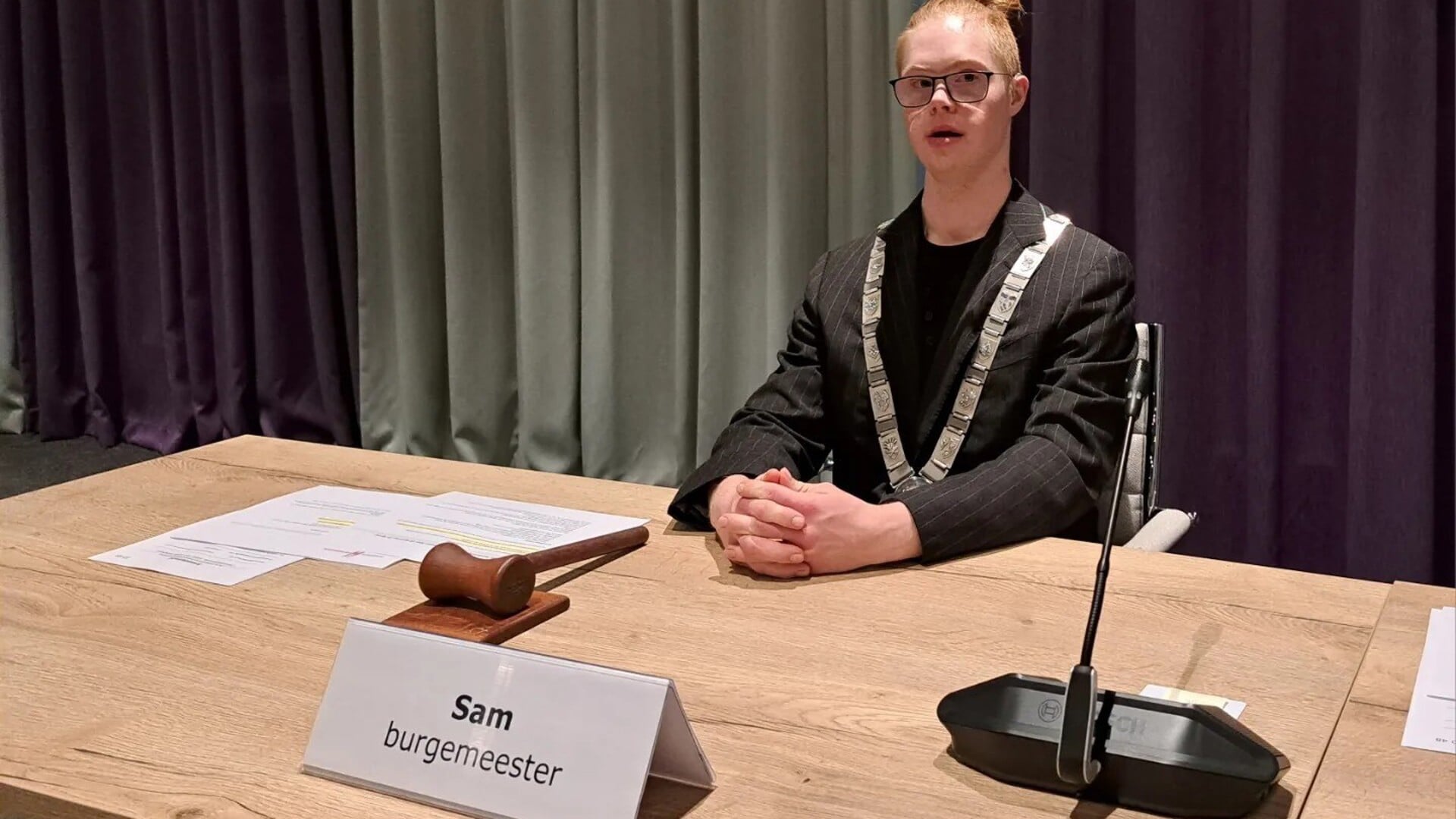 'Burgemeester Sam' opent de raadsvergadering.