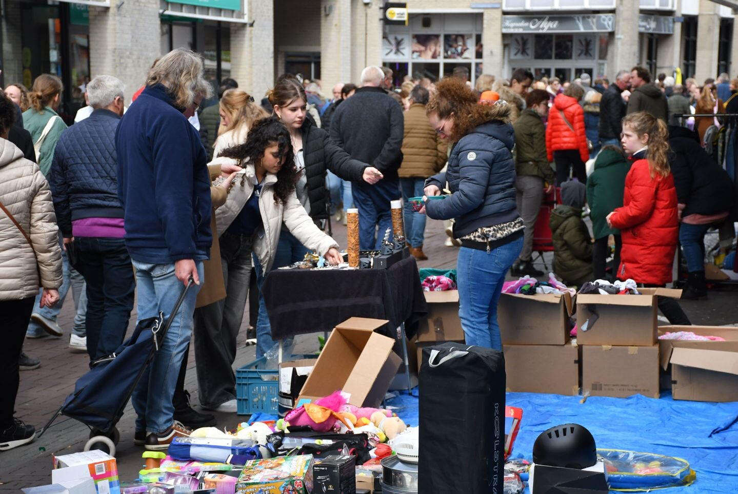 Vrijmarkt in centrum Heerenveen trekt weer veel publiek
