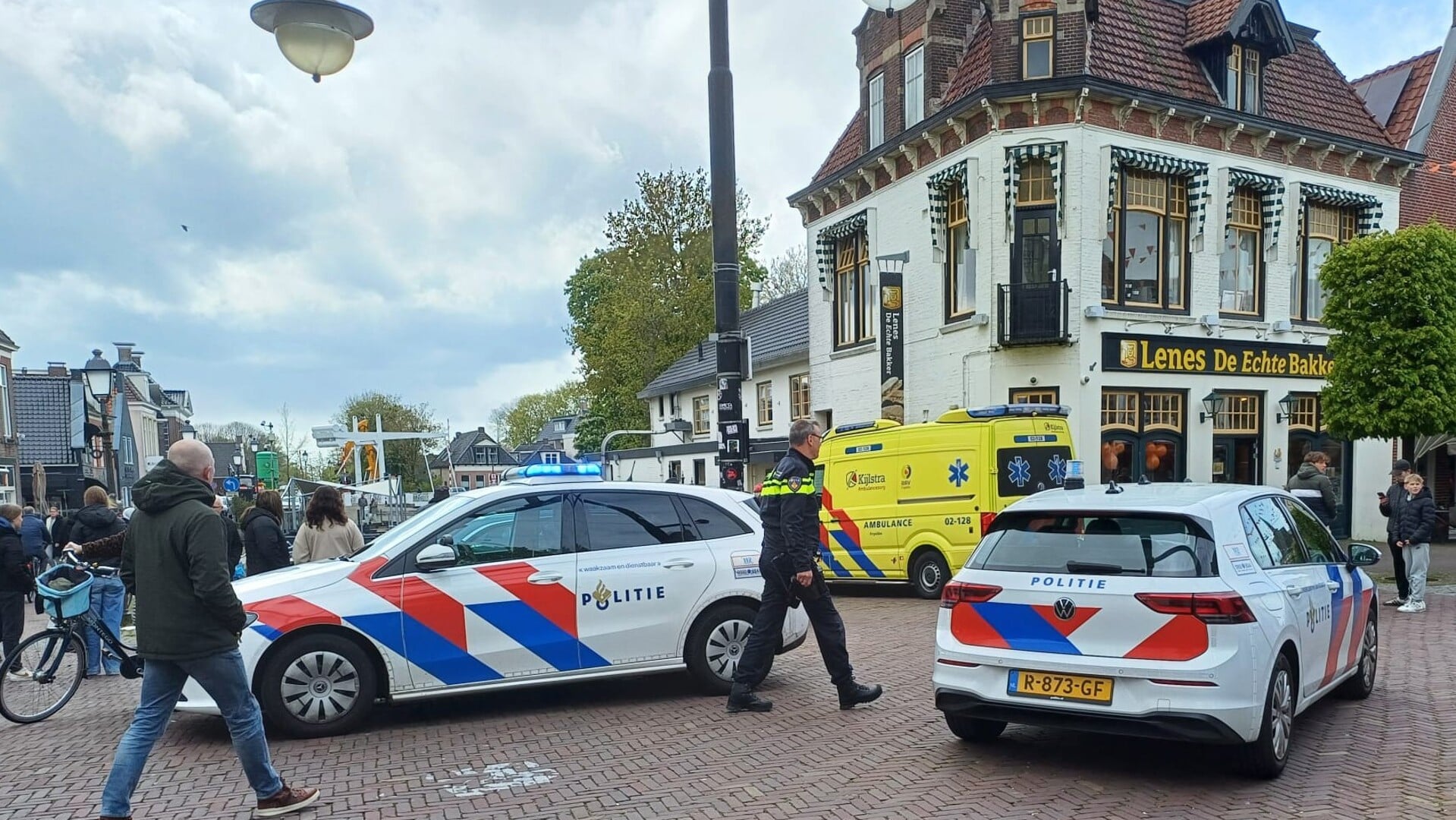 Omstanders redden man uit het water in centrum Heerenveen