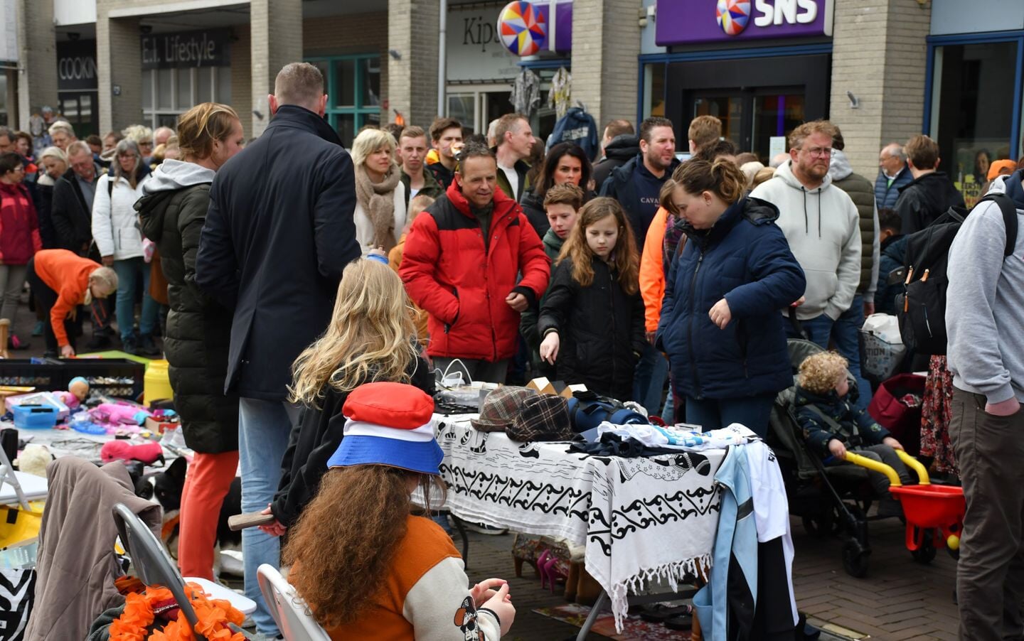 Vrijmarkt in centrum Heerenveen trekt weer veel publiek
