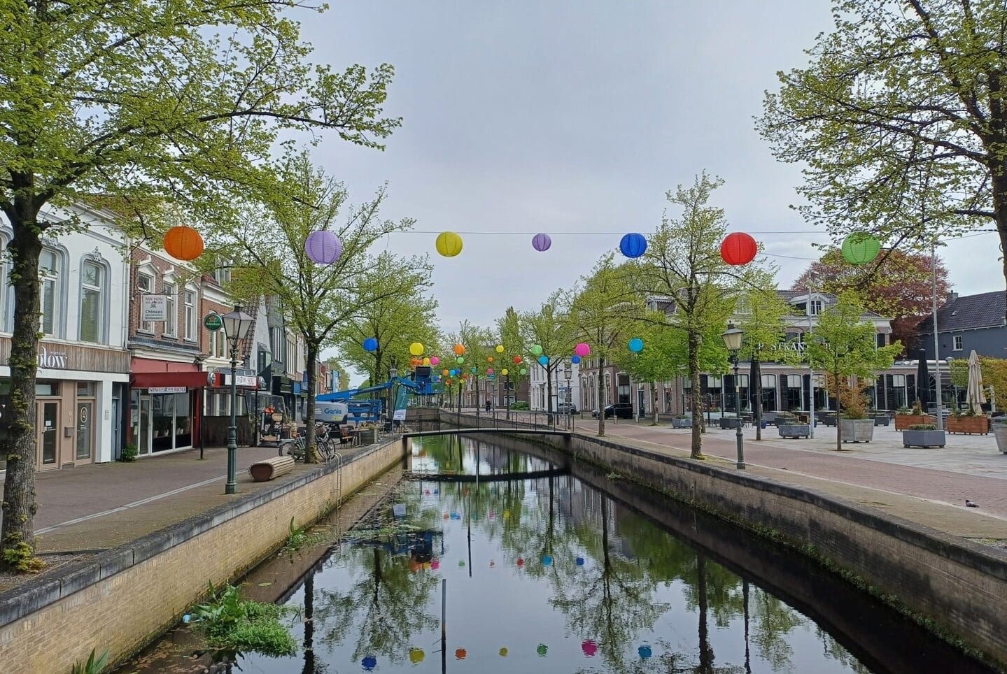 Centrum Heerenveen opgefleurd met kleurrijke lampionnen