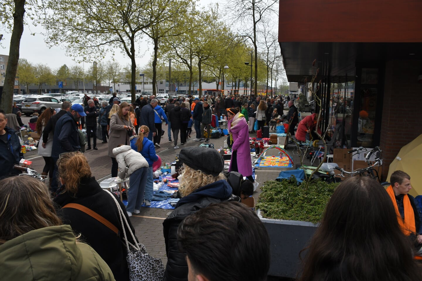 Vrijmarkt in centrum Heerenveen trekt weer veel publiek
