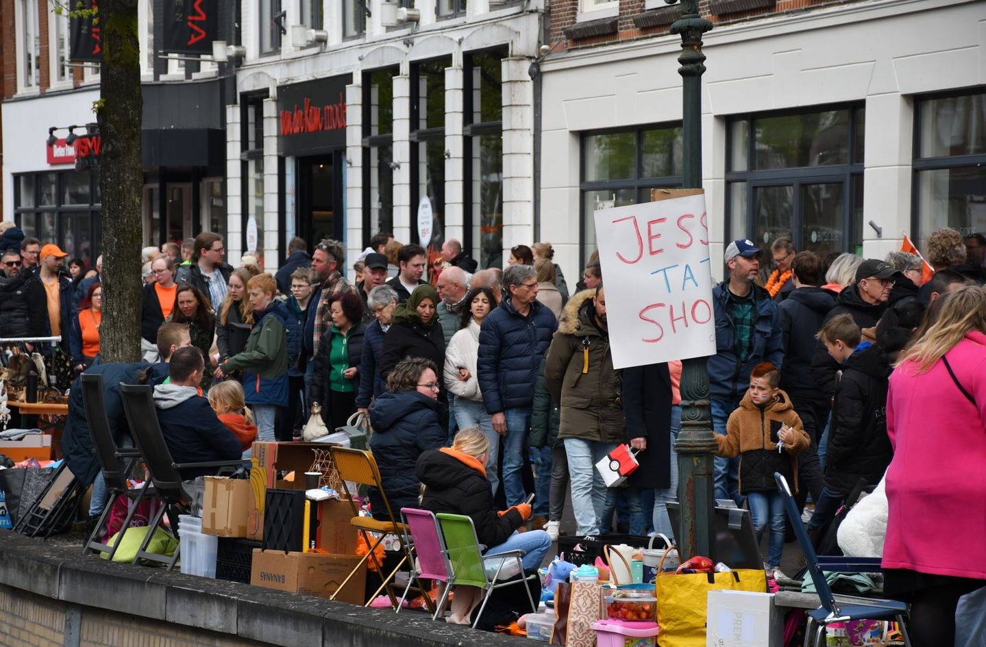 Vrijmarkt in centrum Heerenveen trekt weer veel publiek
