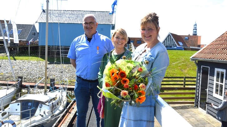 Foto: V.l.n.r. Dirk Klinkenberg, burgemeester Jannewietske de Vries en echtgenote Rita Klinkenberg