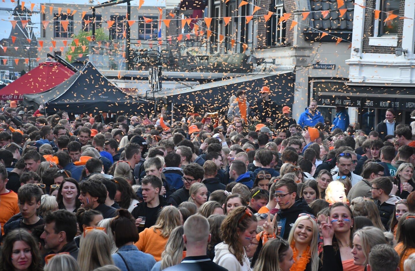 Koningsdagfeest in uitgaanscentrum Heerenveen trekt weer veel publiek