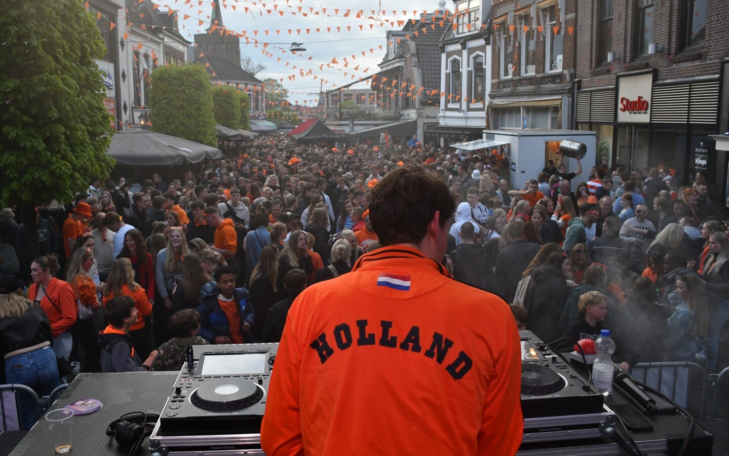 Koningsdagfeest in uitgaanscentrum Heerenveen trekt weer veel publiek