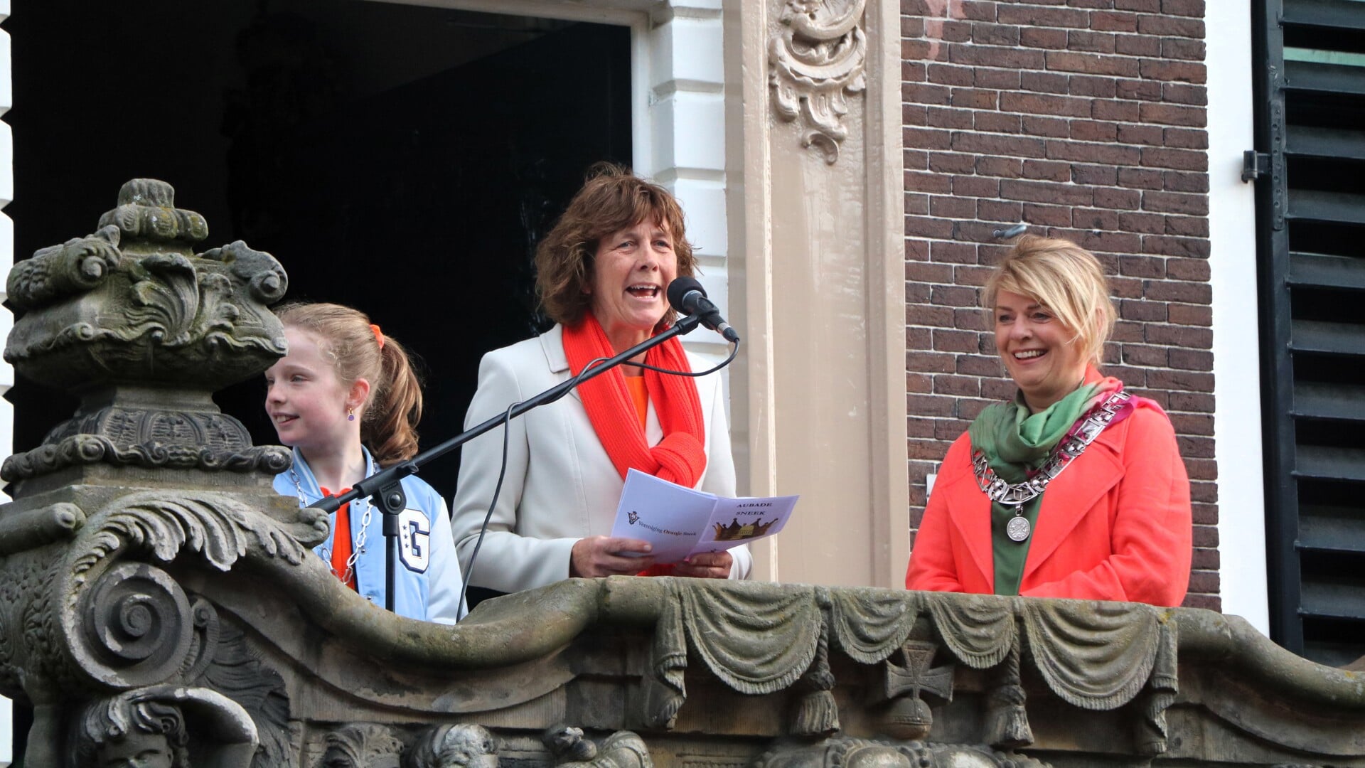 Kinderburgemeester Tess Adema, voorzitter Renate Dümer en burgemeester Jannewietske de Vries