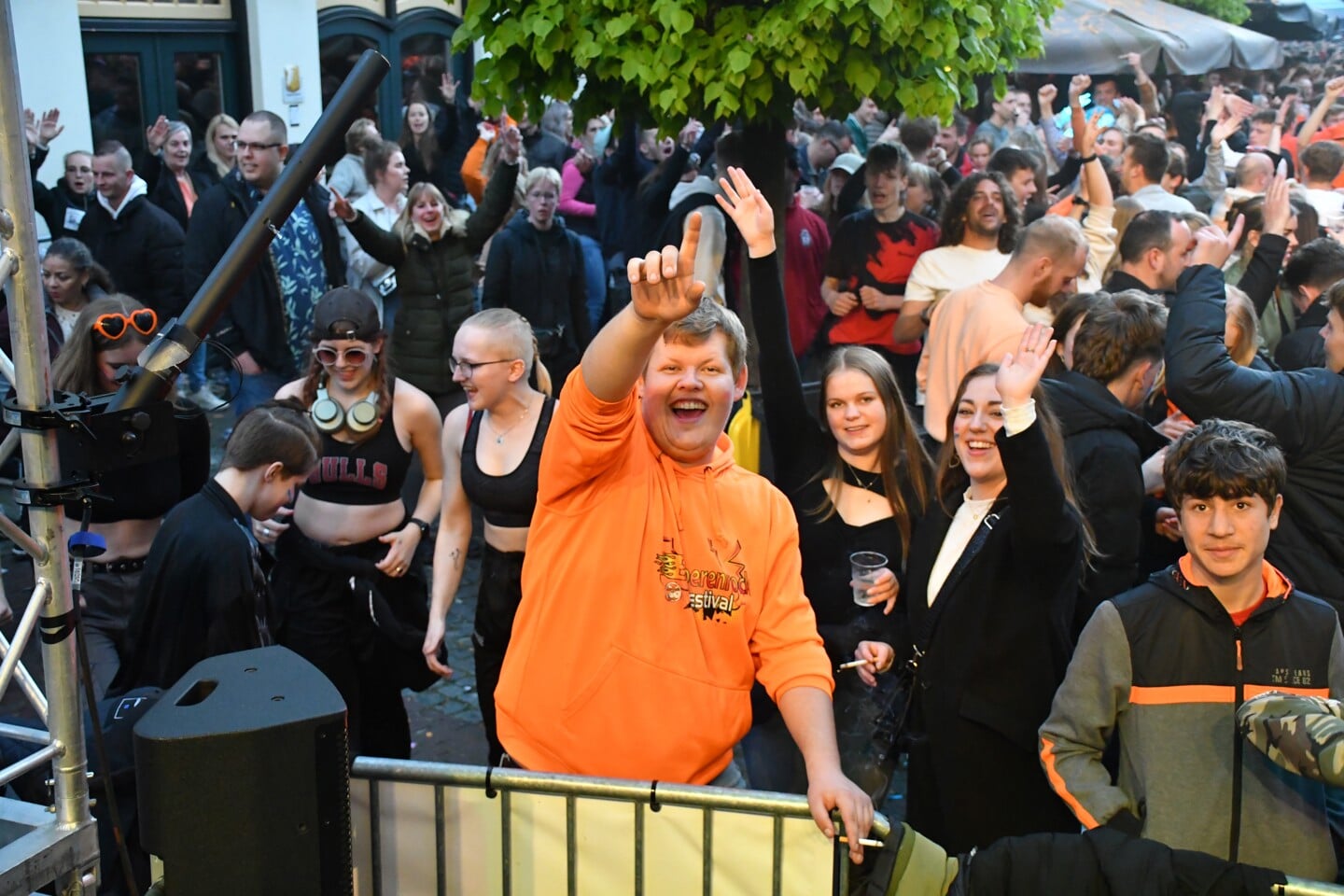 Koningsdagfeest in uitgaanscentrum Heerenveen trekt weer veel publiek