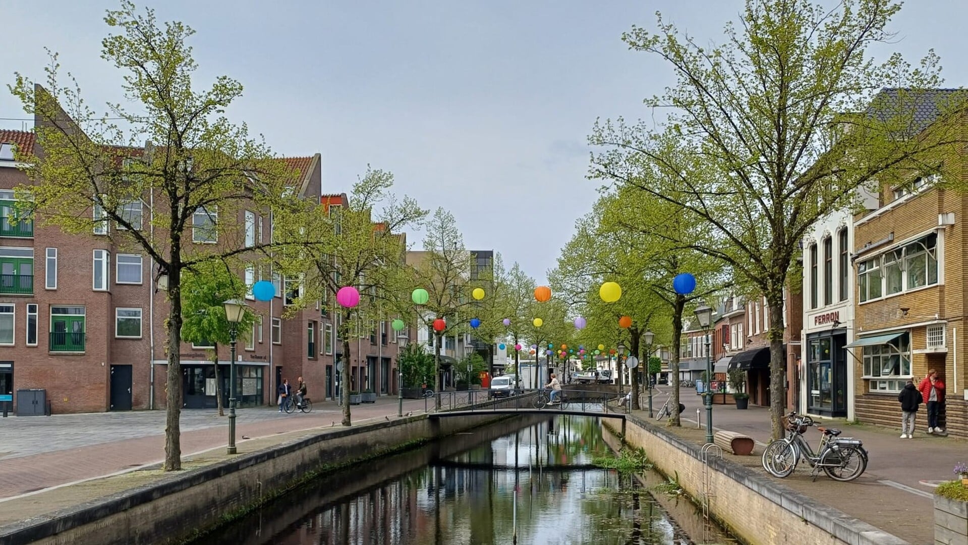 Centrum Heerenveen opgefleurd met kleurrijke lampionnen