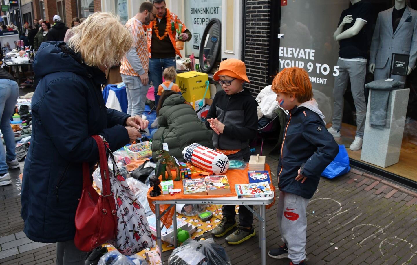 Vrijmarkt in centrum Heerenveen trekt weer veel publiek
