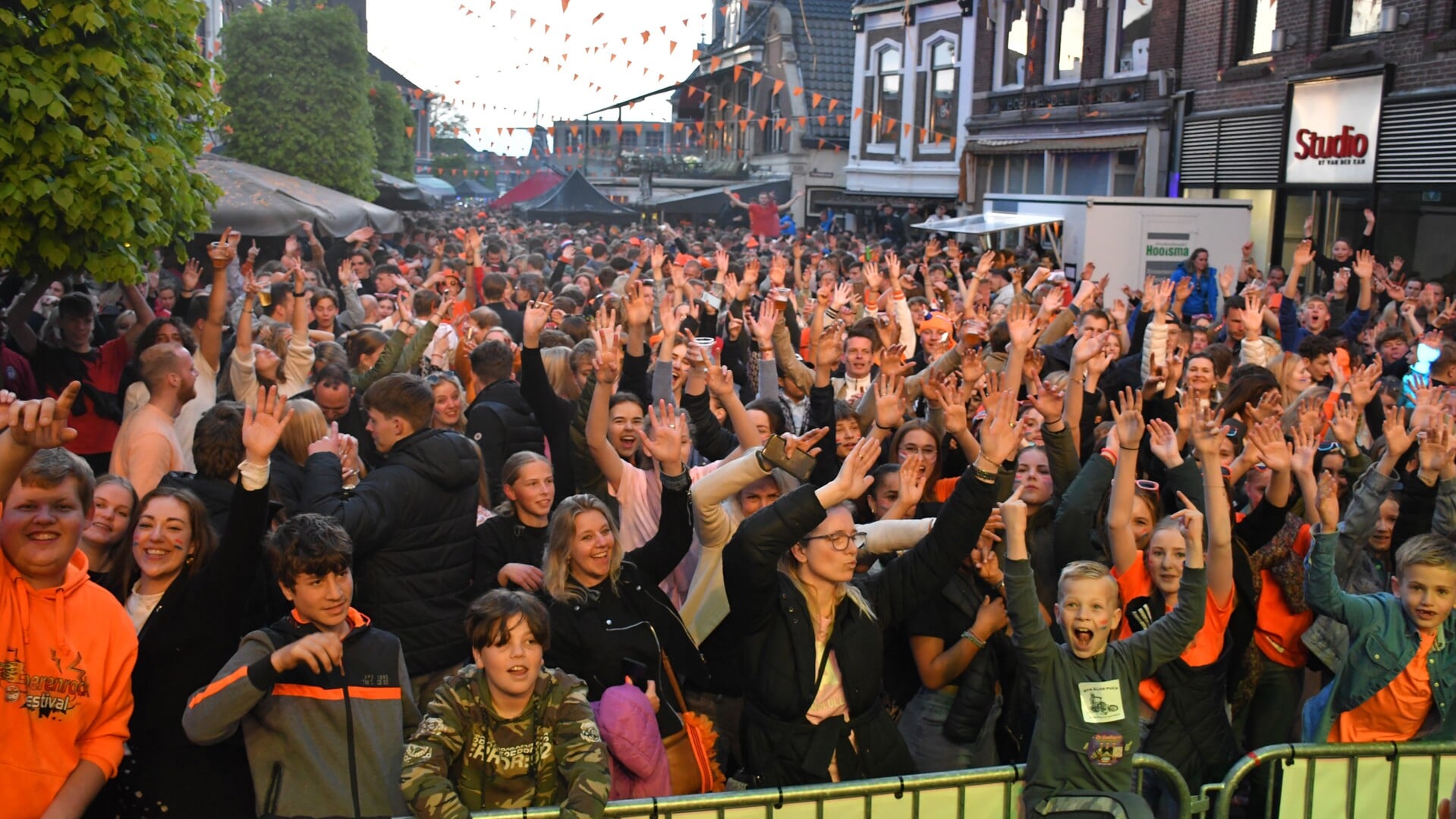 
Koningsdagfeest in uitgaanscentrum Heerenveen trekt weer veel publiek
