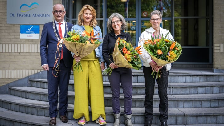 Burgemeester Fred Veenstra, Aleid Boomsma - Cramer, Hanneke Schmeink en Uilkje Rooks - Bosma op het bordes.