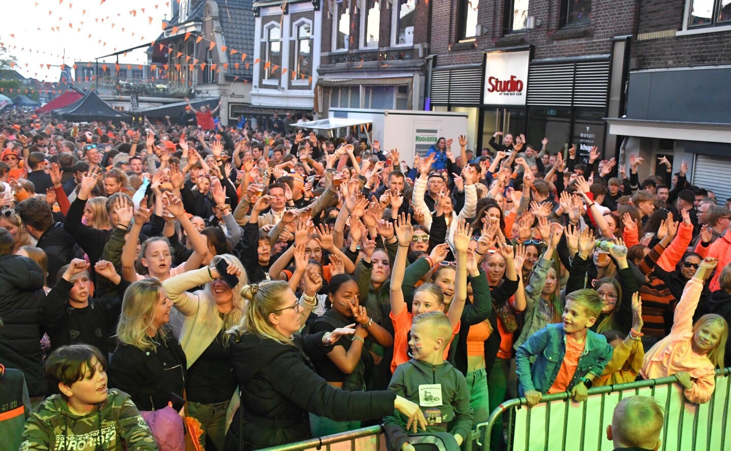 Koningsdagfeest in uitgaanscentrum Heerenveen trekt weer veel publiek