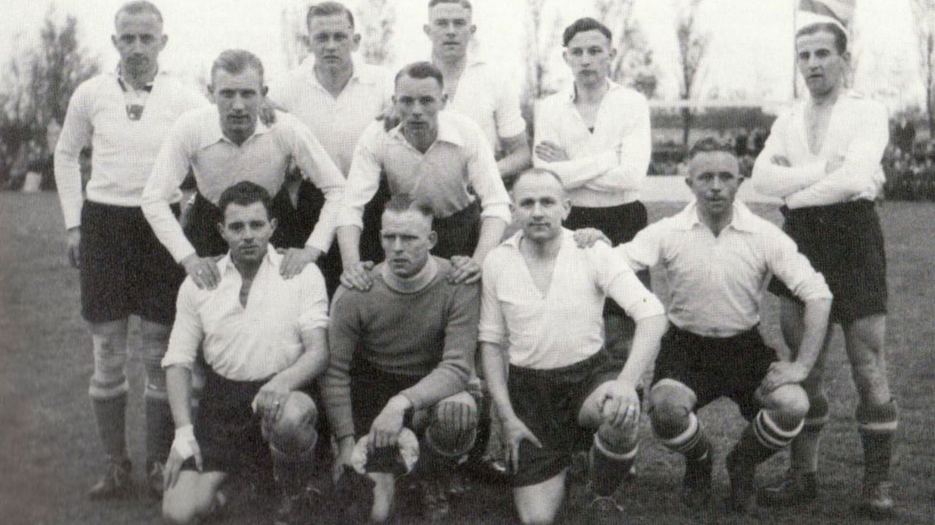 Het noordelijk elftal op 21 mei 1944 met Abe Lenstra, staande tweede van rechts