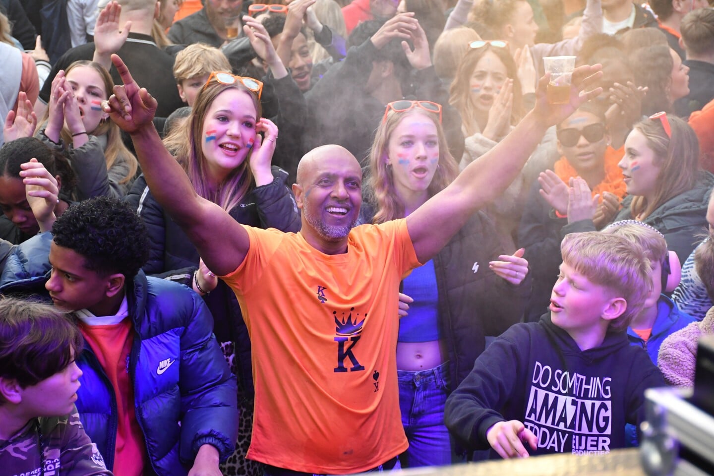 Koningsdagfeest in uitgaanscentrum Heerenveen trekt weer veel publiek