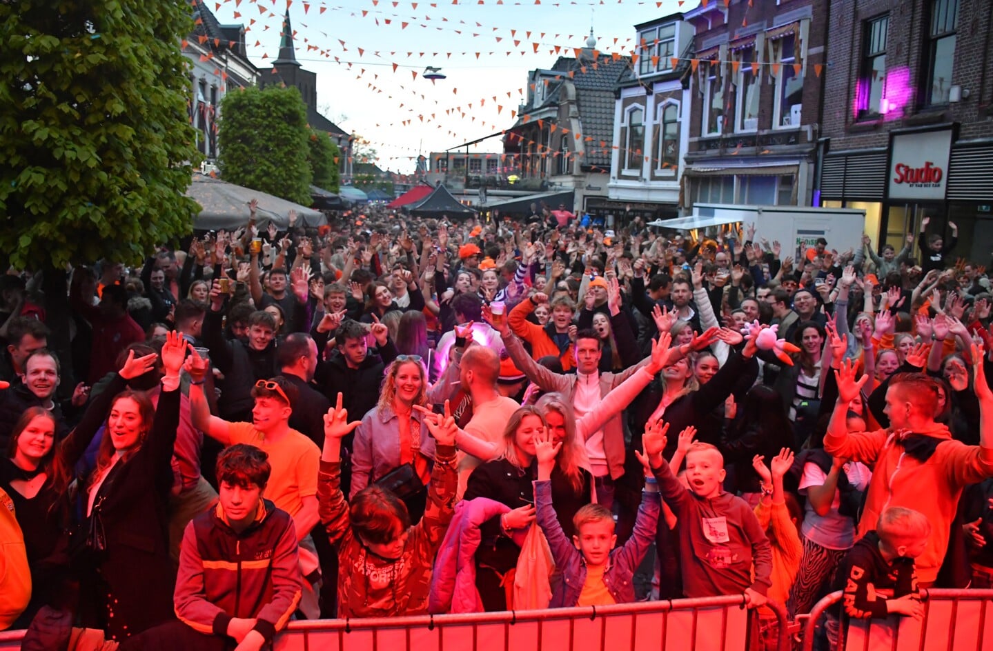 Koningsdagfeest in uitgaanscentrum Heerenveen trekt weer veel publiek