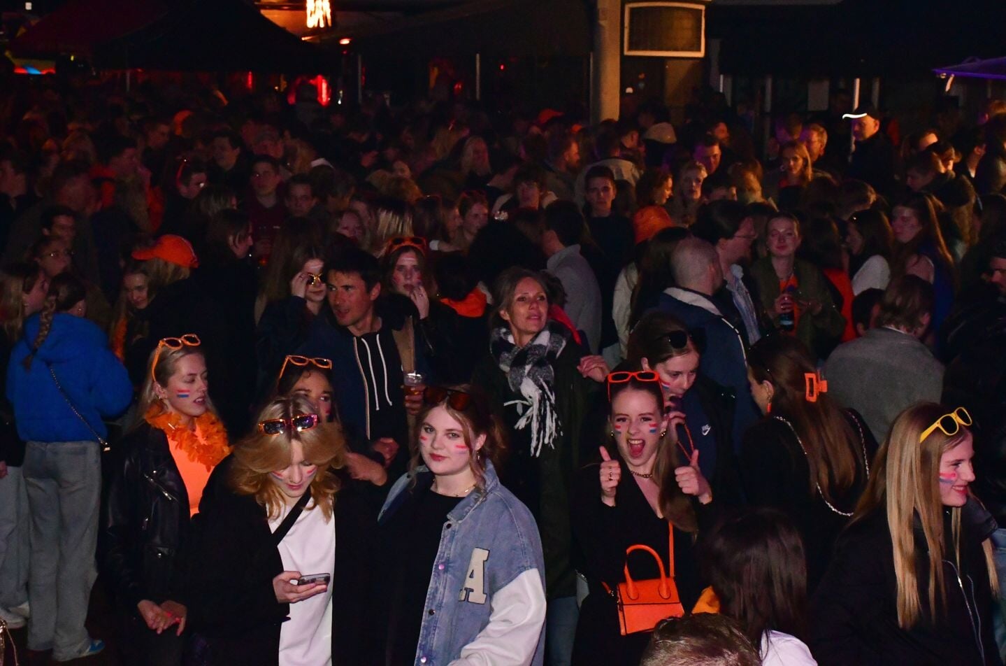 Koningsnachtfeest in centrum Heerenveen gezellig druk