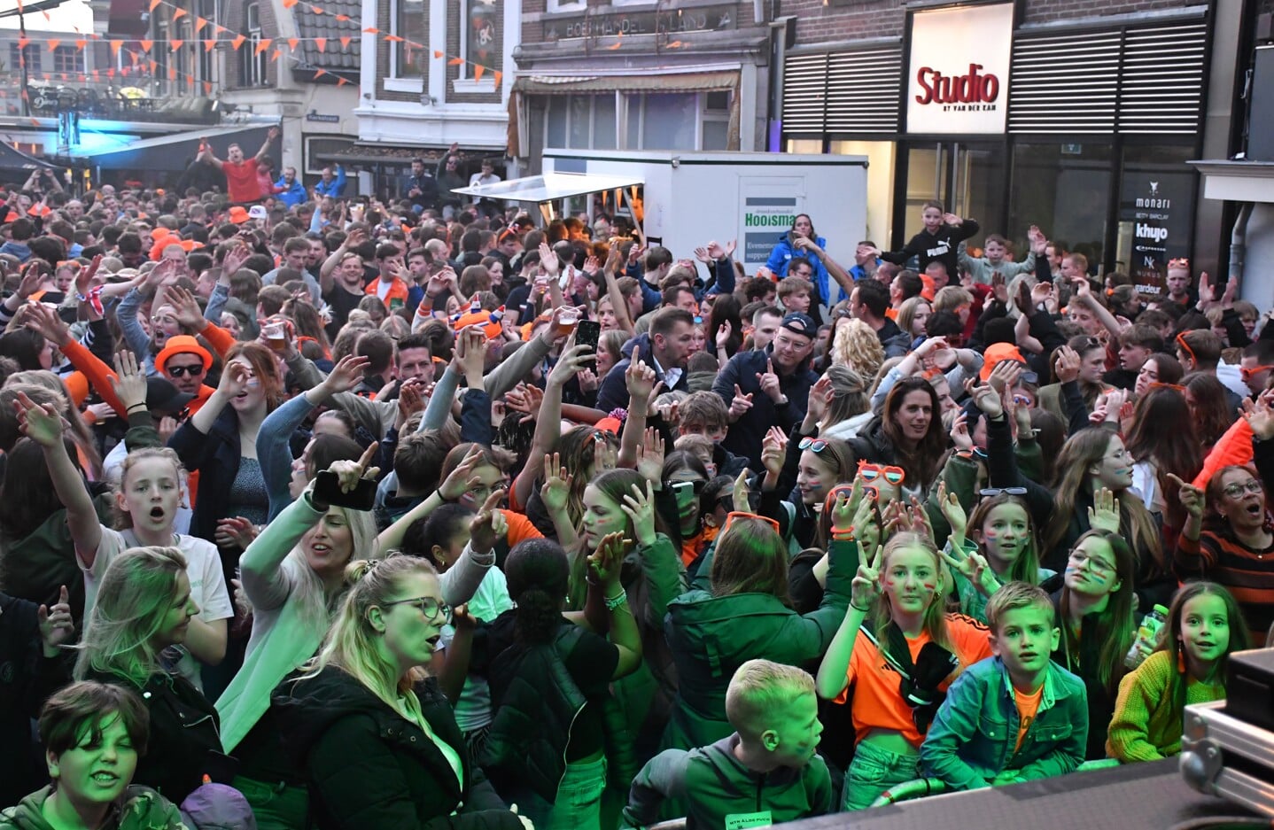 Koningsdagfeest in uitgaanscentrum Heerenveen trekt weer veel publiek