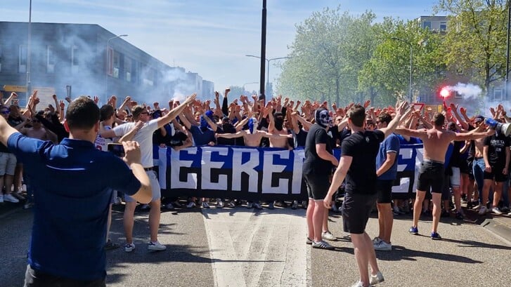 Supporters sc Heerenveen in sfeervolle corteo naar het Abe Lenstra stadion