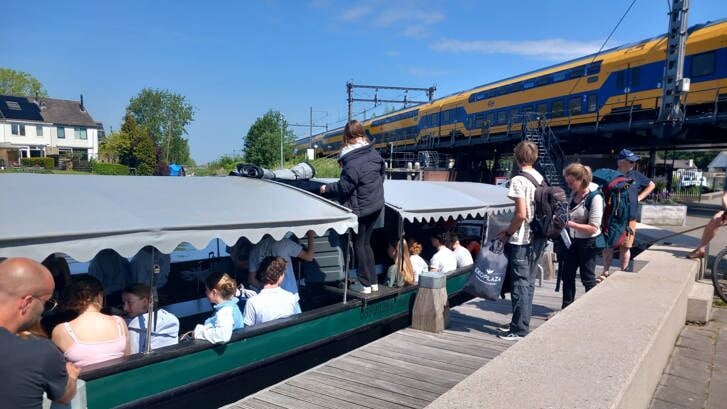 Amsterdamse scholieren per trein en boot naar zeilkamp op Pean