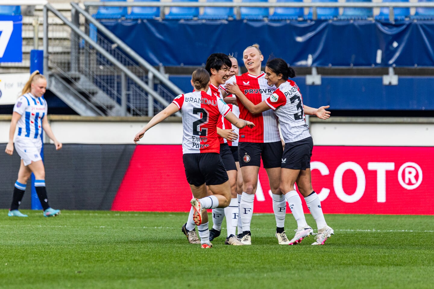 Feyenoord viert een goal van Ella van Kerkhoven